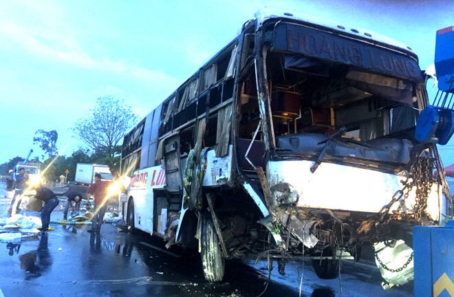 Xe khách giường nằm lật nghiêng, 2 người tử vong