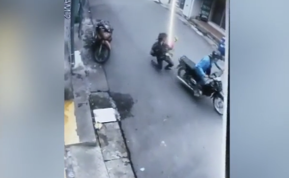 Clip: Người phụ nữ bế con nhỏ ngã khuỵu khi cố giằng co với cướp