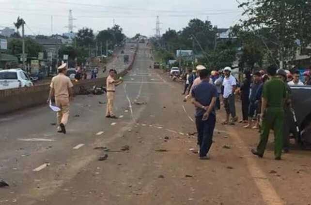 Tin tai nạn giao thông mới nhất ngày 22/7/2018: Ôtô tông 3 xe máy, 2 người tử vong