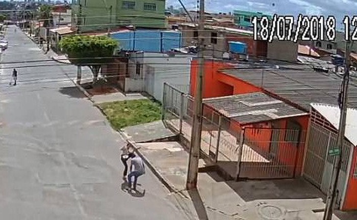 Video: Xui xẻo cướp nhầm nữ võ sĩ, nam thanh niên nhận cái kết đau đớn