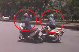 Video: Đi song song để 'tám chuyện', 2 nữ 'ninja' ...nhận cái kết đắng 