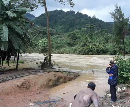 Đu dây qua sông để đến chỗ làm, nam thanh niên bị lũ cuốn mất tích