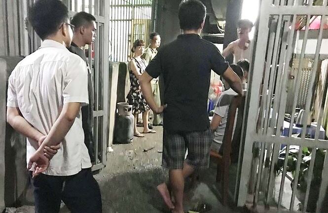 Nghi can chém bố vợ cũ, phóng hỏa đốt nhà điên cuồng chống trả khi bị vây bắt