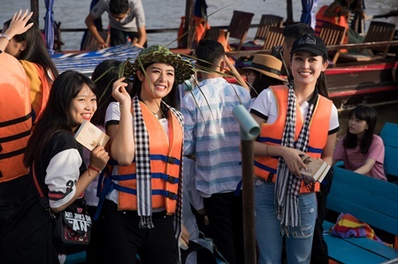 Huyền My, Ngọc Hân đi ghe xuồng phát sách tại chợ nổi Cái Răng