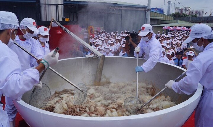 Cận cảnh bát phở bò nặng hơn 1,3 tấn tại Việt Nam