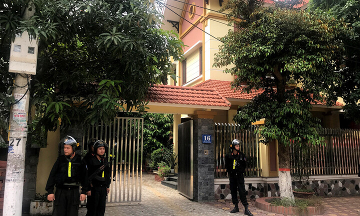 Từ 20 bánh heroin phát hiện trong chuồng gà, lần ra 