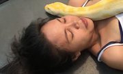 Video: Thót tim xem trăn 50 kg massage cho cô gái
