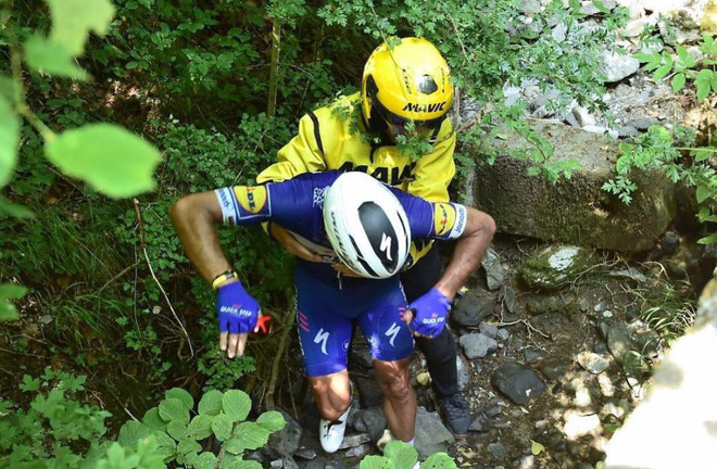 Video: Khoảnh khắc tay đua người Bỉ lao xuống vực tại giải Tour de France 2018