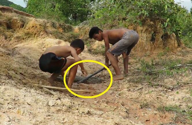 Video: Thót tim với 2 cậu bé tay không bắt trăn 