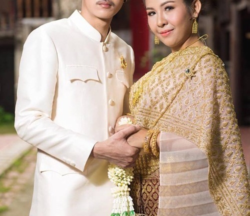 Chú rể bỏ trốn trong ngày cưới, cô dâu khóc nức nở xin lỗi quan khách