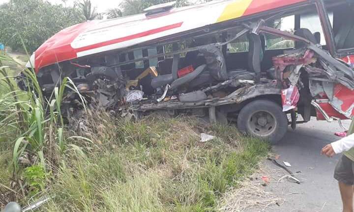 Ôtô khách tông xe đầu kéo, hàng chục hành khách kêu cứu