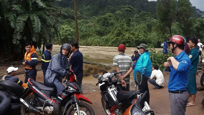 Tìm thấy thi thể nam thanh niên bị lũ cuốn khi đu cáp qua sông