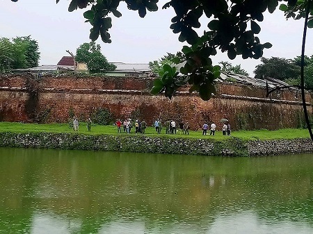 Bị truy đuổi, người đàn ông nhảy xuống hồ nước tử vong
