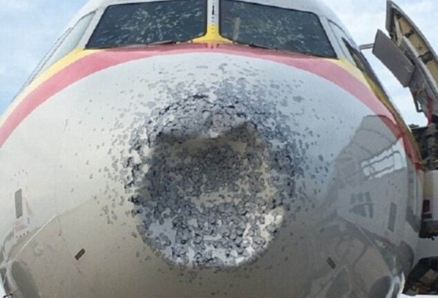 Trung Quốc: Máy bay bị lõm đầu, hạ cánh khẩn cấp vì dính mưa đá 