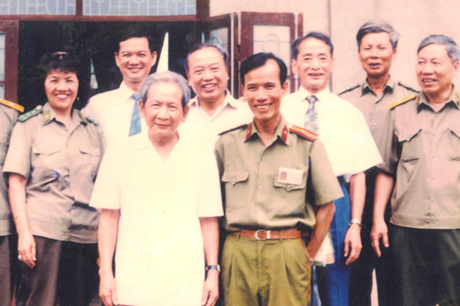 Chuyện về mối tình đặc biệt trong những ngày tập kết của cố Bộ trưởng công an