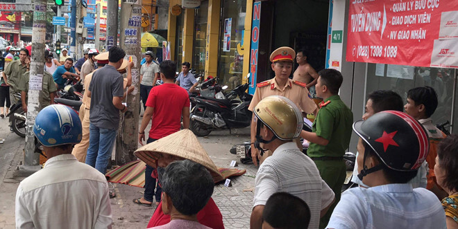 Người đàn ông đâm xe vào cột điện tử vong khi đang đi đường