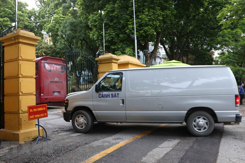 Xe cảnh sát dẫn giải Vũ 