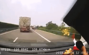 Video: Ô tô phóng nhanh, đâm văng cả nhà đang dừng xe trên cao tốc