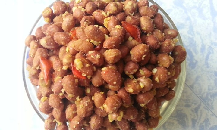 Cách làm lạc rang tỏi ớt thơm ngon béo ngậy 