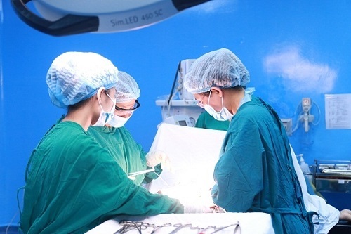 Suýt tử vong vì khối u nang buồng trứng ‘khổng lồ’ nặng hơn 1kg 