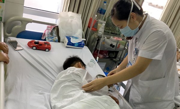 Xót xa bé trai và bà cụ bị chó cắn đứa lìa môi, tróc da bàn tay