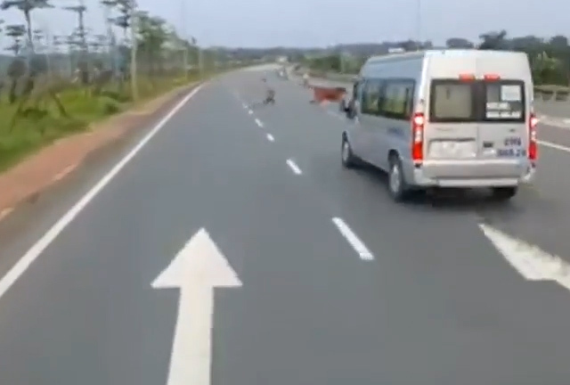 Video: Thót tim cảnh nam thanh niên tạt đầu ô tô, đuổi theo bò trên cao tốc