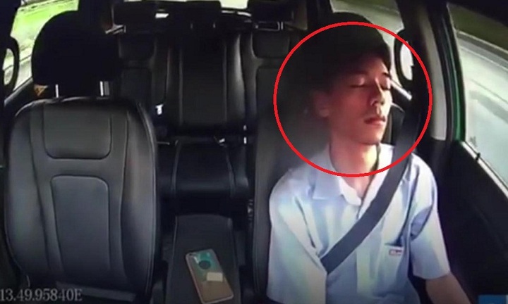 Video: Thót tim tài xế ngủ gật hơn 1 phút khi lái ô tô trên đường