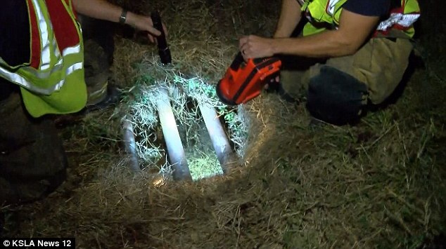 Video: Người phụ nữ đang sang đường thì bị ô tô đâm văng xuống cống