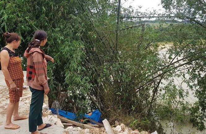 Hàng chục hộ dân ven sông ở Nghệ An tháo chạy vì sợ bị hà bá “nuốt” nhà