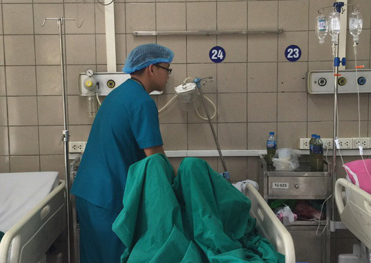 Cãi nhau với bố, con gái uống cả chai thuốc diệt cỏ tự tử