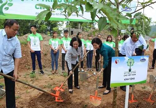 Phát huy đạo lý “uống nước nhớ nguồn” – Vinamilk trồng 100.000 cây xanh tại Bắc Kạn