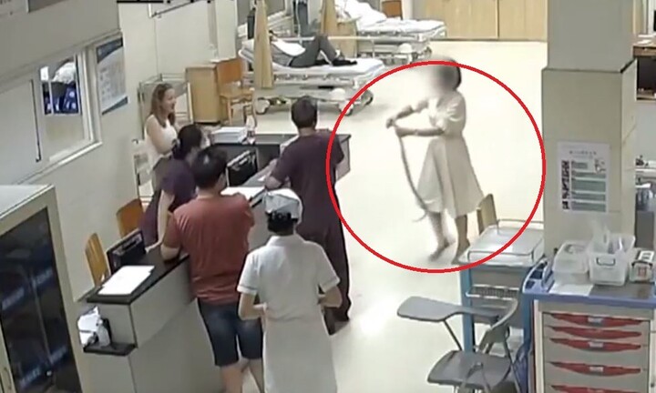 Video: Cô gái trẻ dùng tay không tóm sống con rắn cắn mình, mang đến bệnh viện