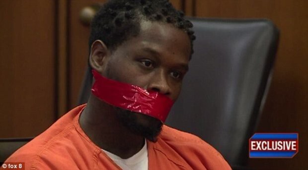 Bị cáo bị bịt miệng khi xét xử vì nói quá nhiều