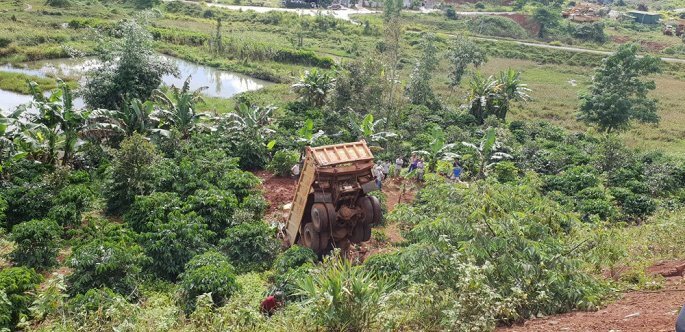 Xe ben lao xuống vực, tài xế tử vong trong cabin bẹp dúm