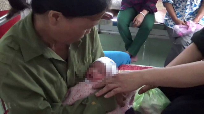 Bé trai còn nguyên dây rốn động đậy trong túi nylon ven đường