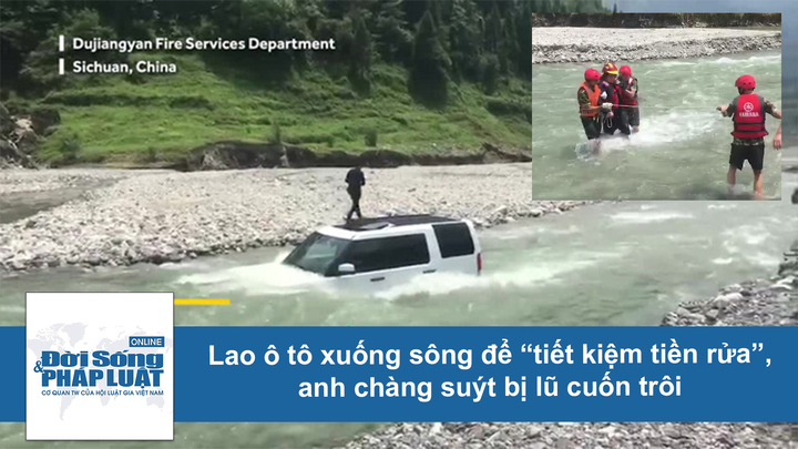 Video: Tự lái ô tô ra sông để tiết kiệm tiền rửa, người đàn ông suýt bị lũ cuốn trôi