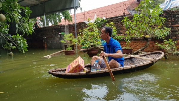 Người dân Chương Mỹ chắt chiu từng giọt nước sạch để uống và nấu mì những ngày ngập lụt