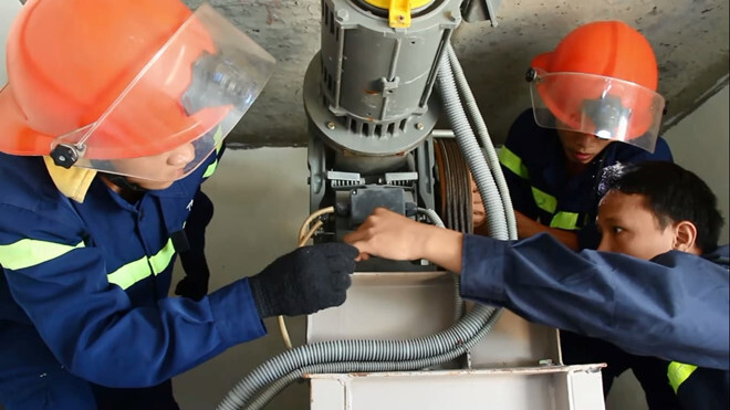 Cảnh sát phá cửa, cứu cô gái hoảng loạn vì bị mắc kẹt trong thang máy