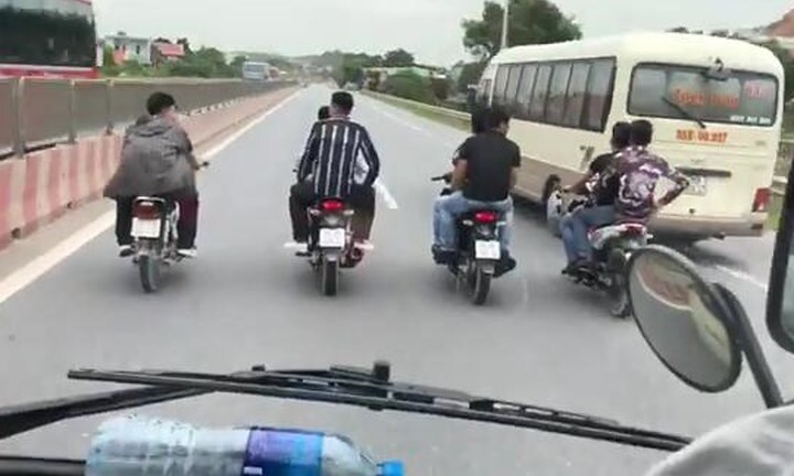 Video: Nhóm thanh niên nghênh ngang đi xe máy dàn hàng trước đầu ô tô ở Thanh Hóa