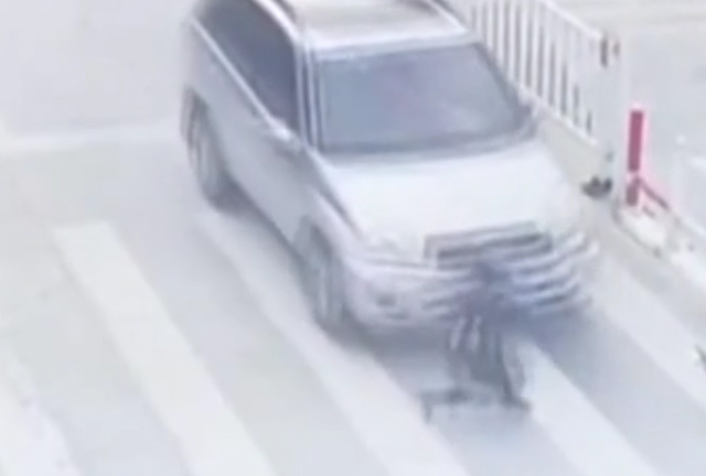 Video: Bé trai bị ô tô hất văng vì mẹ mải xem điện thoại