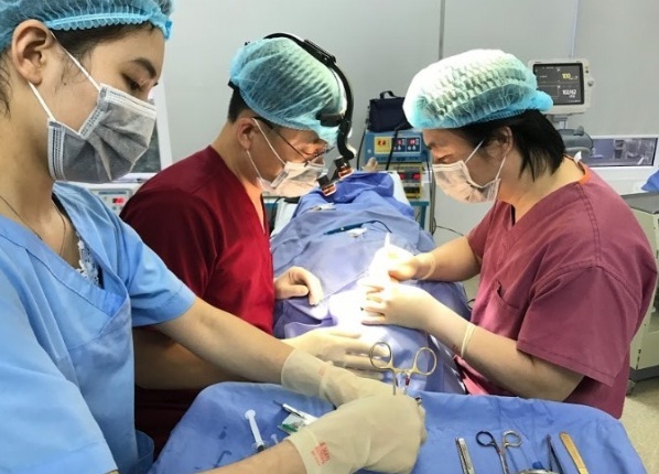 Bác sĩ Võ Tiến Huy chia sẻ kỹ thuật nâng mũi cấu trúc tại Hội nghị Toàn cầu