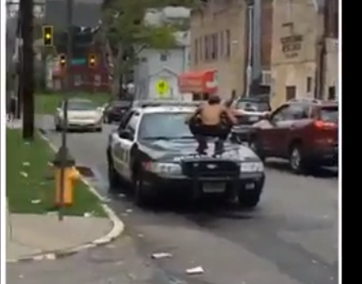 Video: Người đàn ông cởi trần nhảy lên 3 xe cảnh sát đập phá