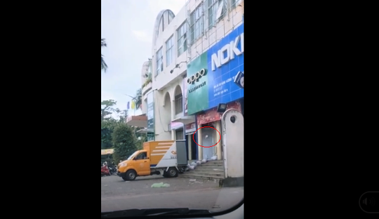 Đình chỉ nhân viên bưu điện quăng hàng của khách như vứt rác