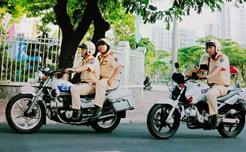 CSGT truy đuổi gần 10 km, đạp ngã xe hai tên cướp như phim hành động trên đường phố Sài Gòn