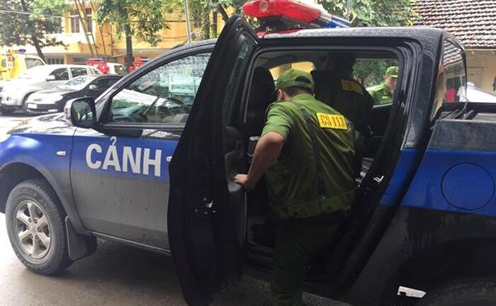 Hà Nội: Ngăn chặn 100 thanh niên đeo khăn quàng chở ôtô dao, kiếm đi trả thù