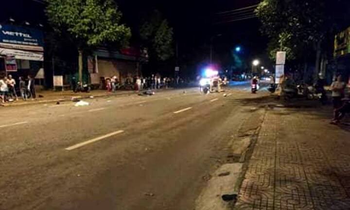 Xe tải và xe máy tông liên hoàn, 2 thanh niên tử vong