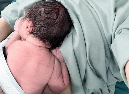 Nỗi đau quặn thắt của người vợ vượt cạn không có chồng bên cạnh