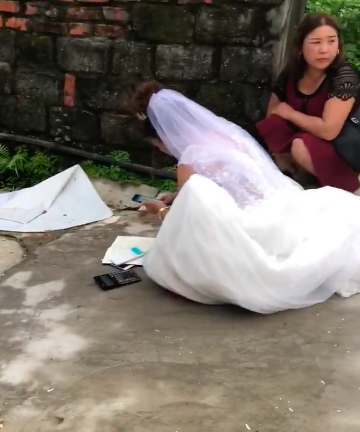 Video: Cô dâu cặm cụi ngồi trước ngõ “cộng sổ”, mặc kệ quan viên hai họ trong hôn trường