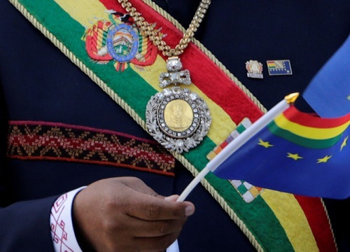 Huân chương vàng nạm ngọc lục bảo của Tổng thống Bolivia bị đánh cắp tại phố đèn đỏ