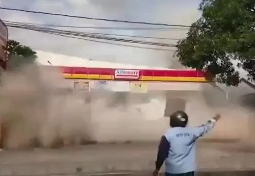 Động đất tại Indonesia: Cận cảnh siêu thị đổ sập trong chớp mắt